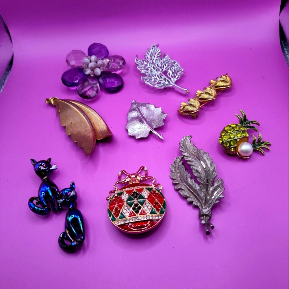 Vintage Brooches 10